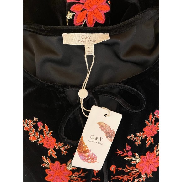 NWT Chelsea & Violet Black Velvet Embroidered Top Size Medium - Picture 4 of 5